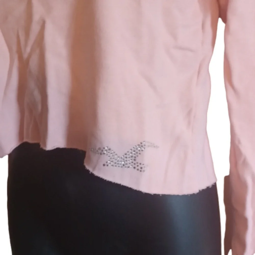 Pink Hollister xs sweatshirt. Perfect for Cooler Summer Nights On The Beach.